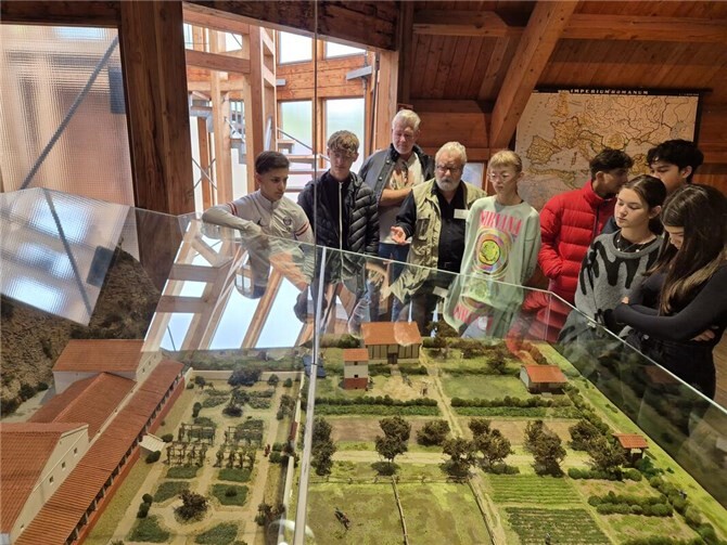 Vom Ahrtal in die Antike: Schüler entdecken die Römervilla  Die Schülergruppe mit Lehrer Ruud van Hagen (3.v.l.) am Modell der Römervilla.