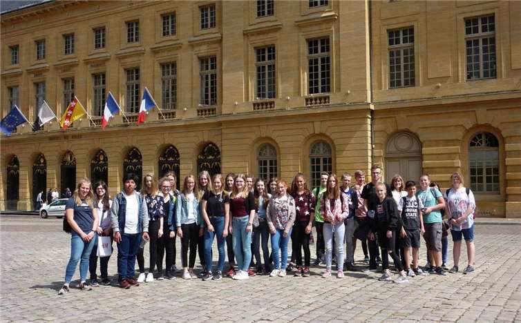Die Schülergruppe vor dem Rathaus in Metz.  privat