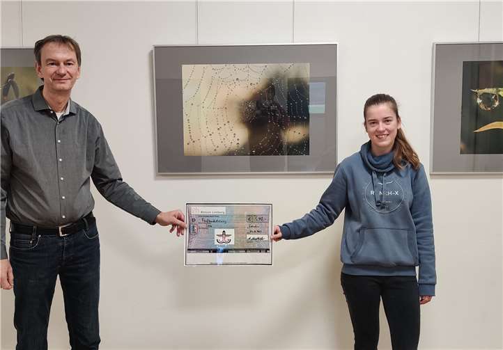 Die Schülerin Anne Neidhöfer spendete den gesamten Erlös aus den verkauften Exponaten. Foto: privat