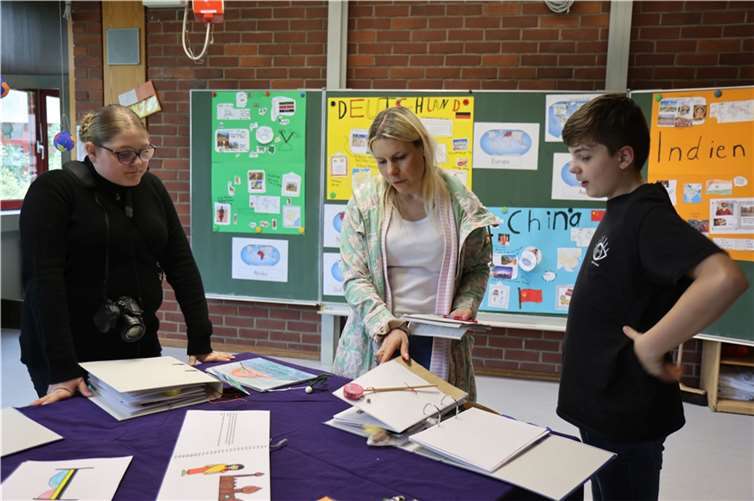 Die Schülerin Mary (rechts) und Schüler Kim (links) zeigen Kathrin Schmitt von der Trierischen Tonpost ihre Buch-Übersetzungen.  Foto: Landesblindenschule Neuwied