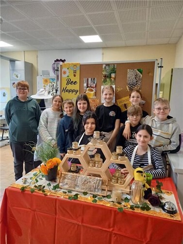 Die Schülerinbnen und Schüler verkauften Honig. Foto: privat