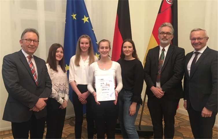 Die Schülerinnen Alexandra Hoffmann, Lea Mareien, Selma Zenicanin und Jannie Wunsch zusammen mit ihrem Schulleiter Helmut Zender, Landrat Achim Hallerbach und dem Bundestagsabgeordneten Erwin Rüddel. privat