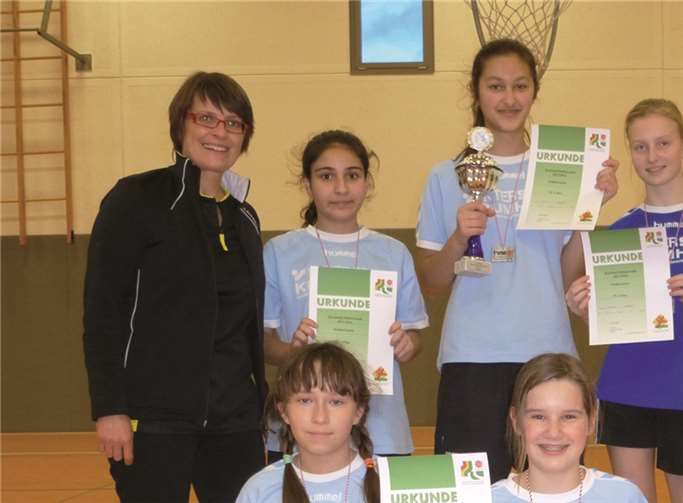 Die Schülerinnen-Mannschaft (v. l oben) Trainerin Lilo Kohl, Aylin Yaman, Christina Kassner, Clara Münch und Alina Fabisch; (unten) Veronika Wojtas, Leoni Krämer und Lisa Westhoff; Kimia Mohebbi und Carola Dlugosch fehlten am letzten Spieltag.Privat
