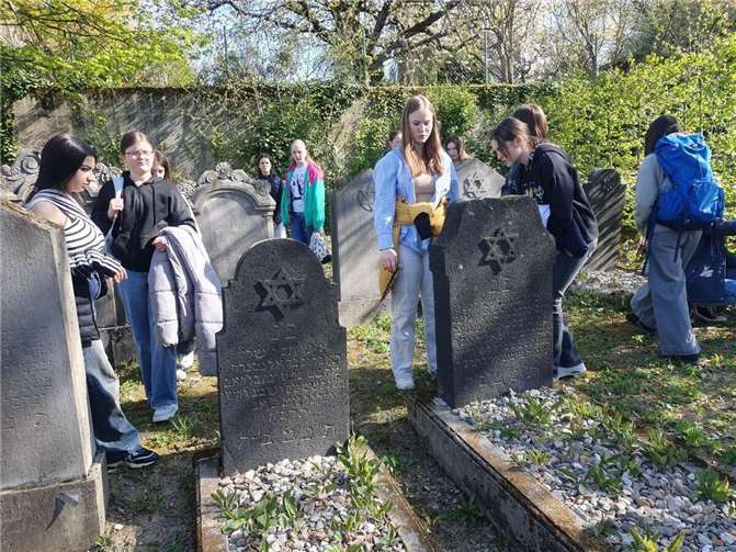 Schülerinnen beschäftigten sich mit dem Thema „Jüdische Spuren in Vallendar“ Die Schülerinnen auf der 8a auf dem jüdischen Friedhof in Vallendar.  Foto: privat