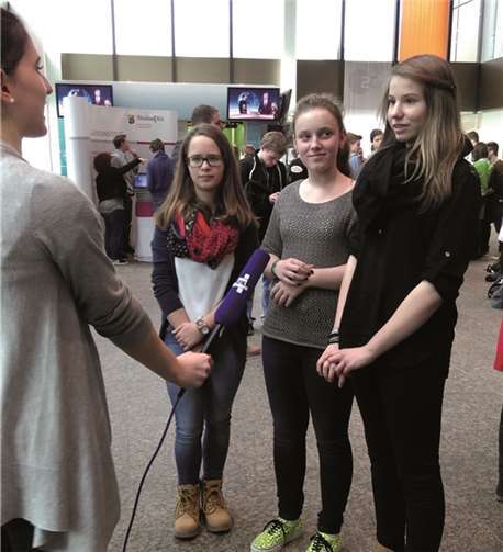 Die Schülerinnen beim Interview.