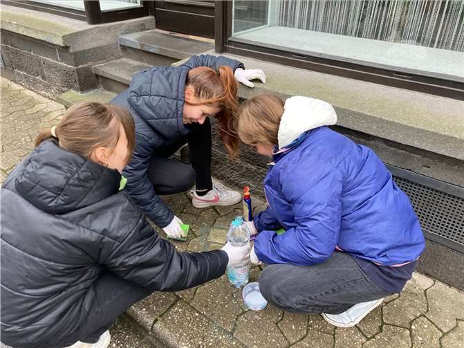 Die Schülerinnen beim Putzen der Stolpersteine in Niedermendig. Fotos: privat