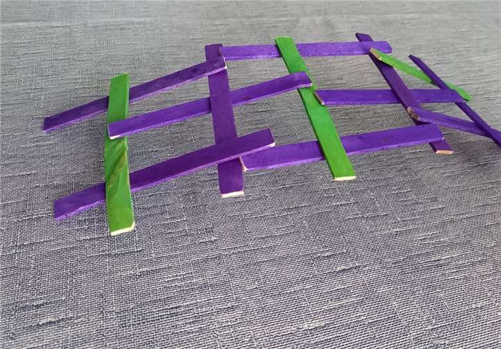 Die Schülerinnen bekamen vorab ein Päckchen mit Material zugeschickt, welche während der Online-Präsentation zusammen aufgebaut wurden. Hier die Leonardobrücke. Fotos: privat