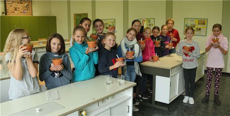 Die Schülerinnen der 6. Klasse der Realschule plus Schönstätter Marienschule freuen sich über ihre selbst vermehrten Pflanzenkinder. privat