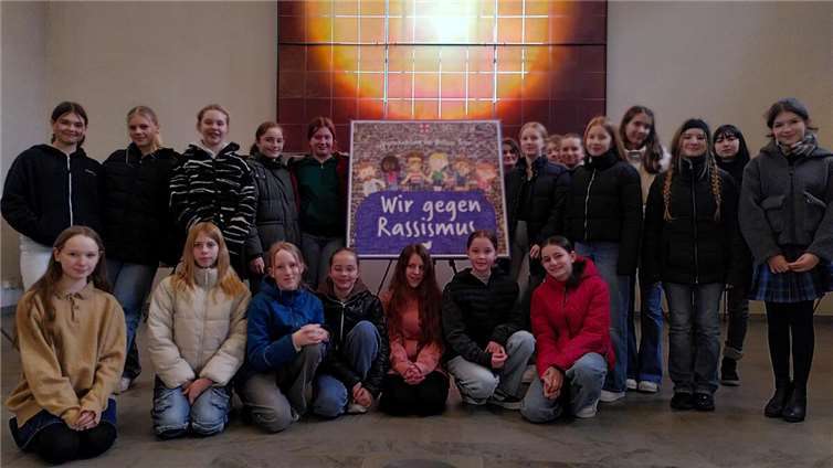 Die Schülerinnen der 7c besuchten in der Palottikirche eine beeindruckende Ausstellung. Foto: SMS