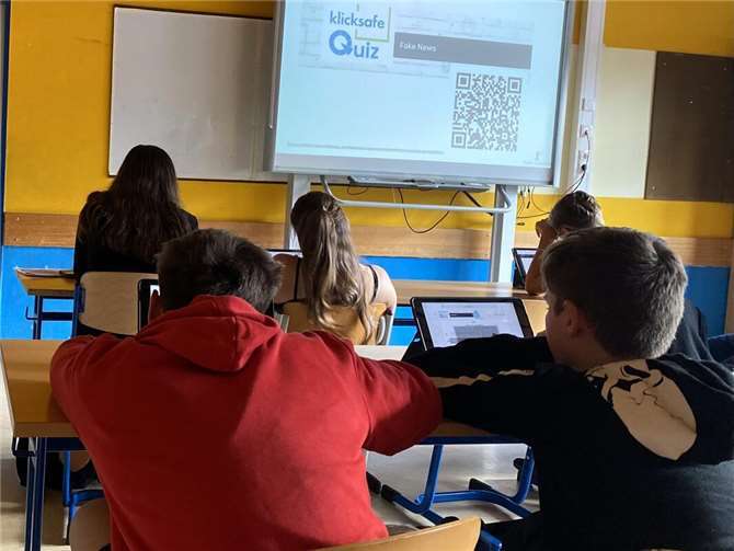 Die Schülerinnen der Erich-Kästner-Realschule testen ihr Wissen in einem interaktiven Quiz zu Fake News.  Fotos: Charlin Kuch