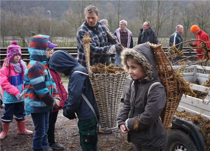 Die Schüler/innen der Grundschule Lehmen hatten ihren Spaß bei der geruchsintensiven Sache.  Foto EP