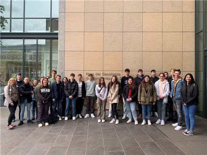 Die Schüler:innen der IGS Maifeld vor dem Haus der Geschichte in Bonn.  Foto: Tatjana Horn
