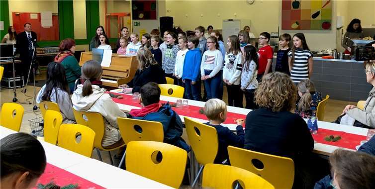 Die Schüler*innen der Klasse 5c singen zur Eröffnung.Foto: HDG-Schule