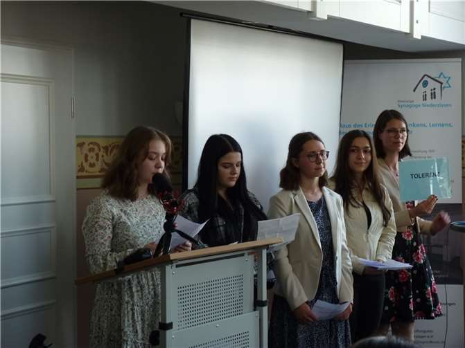 Die Schülerinnen der Schönstätter Marienschule hielten einen beeindruckenden Vortrag, begleitet von ihrer Lehrerin Anna Wagner. Fotos: HE