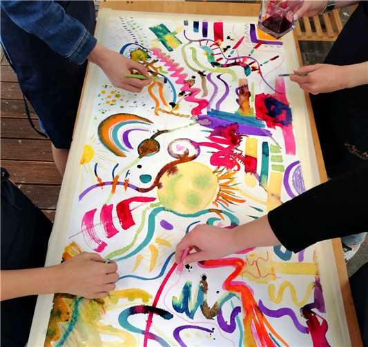 Die Schülerinnen der Schule für Logopädie erhielten spannende und auch kreative Einblicke in die Arbeitsfelder der Barmherzigen Brüder Saffig, wie hier im Kunstatelier der Einrichtung. Foto: privat