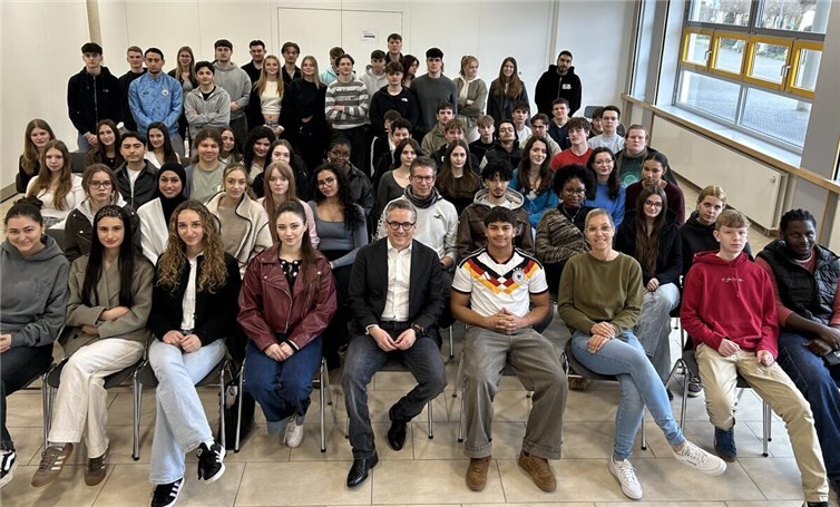 Die Schüler/innen der vier Klassen waren gut vorbereitet und konfrontierten Thorsten Rudolph mit aktuellen gesellschaftlichen und weltpolitischen Fragen.