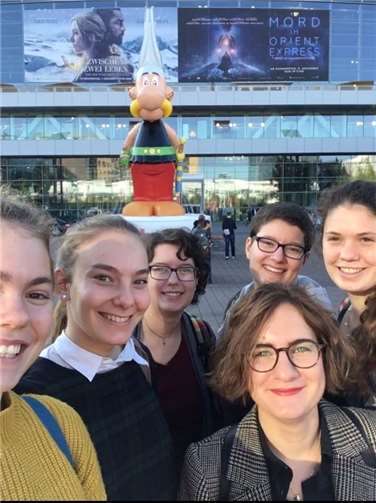 Die Schülerinnen des Bertha-von-Suttner-Gymnasiums auf der Buchmesse. Privat