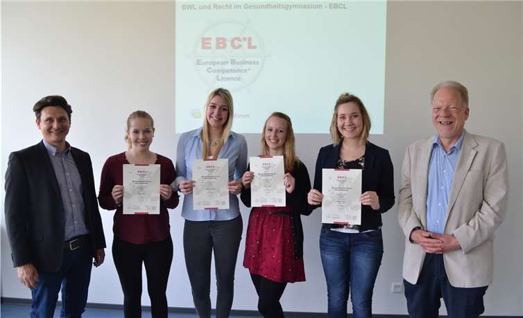 Die Schülerinnen des Gesundheitsgymnasiums der LES freuen sich zusammen mit ihrem EBC*L-Kursleiter, Herrn Fleck (links) und LES-Schulleiter Herrn Lorenz (rechts) über ihre erfolgreich abgelegte EBC*L-Prüfung. Privat