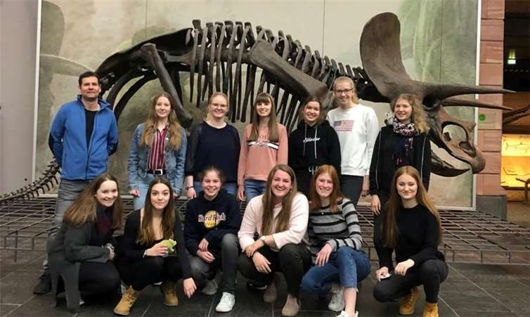 Die Schülerinnen des Leistungskurses Biologie 13 mit ihrem Lehrer vor einem Ausstellungsstück. Foto: privat