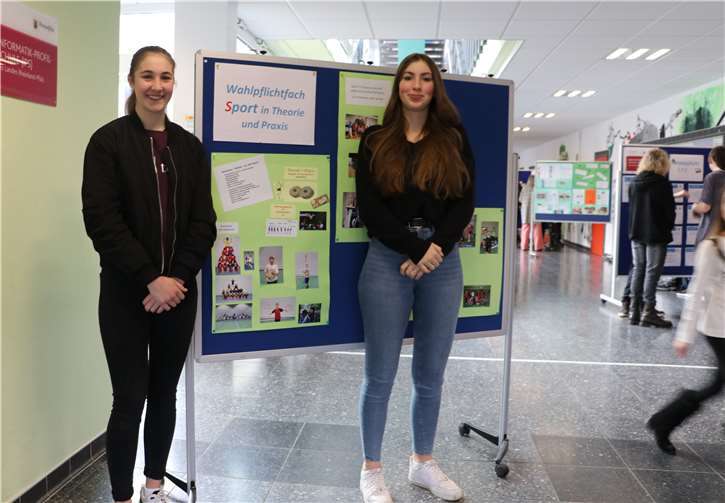 Die Schülerinnen des Wahlpflichtfaches Sport erklärten beim Gallery Walk überzeugend, was sie an ihrer Schule besonders finden.