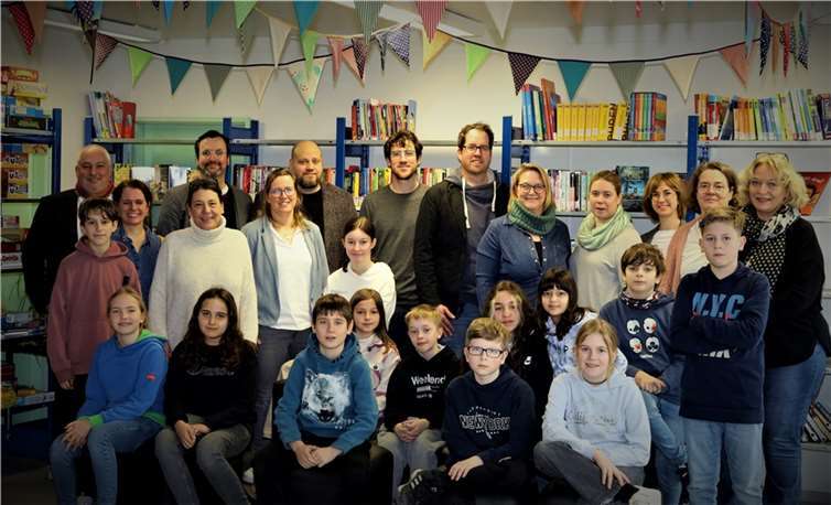 Die Schüler*innen, die beteiligten Lehrer*innen und die Schulleitung des Are-Gymnasiums freuen sich gemeinsam mit Ulrike Ring-Scheel über die erzielte Spendensumme von 1.400 Euro. Foto: Hubert Ewers