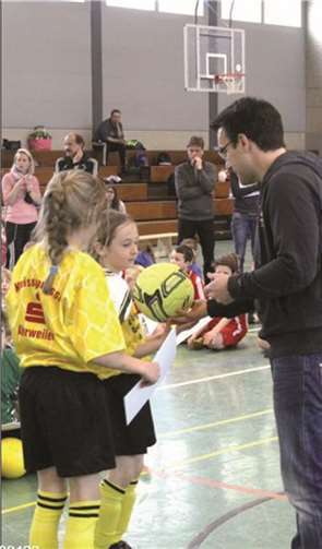 Die Schülerinnen erhalten den Ball.