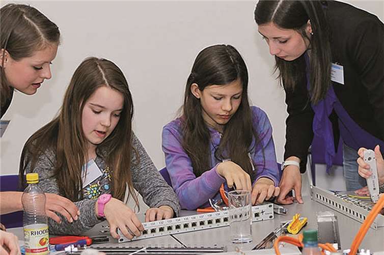 Die Schülerinnen erhielten Einblicke in das Arbeitsleben einer Informatikkauffrau und besuchten Workshops rund um Hard- und Software eines PCs.privat