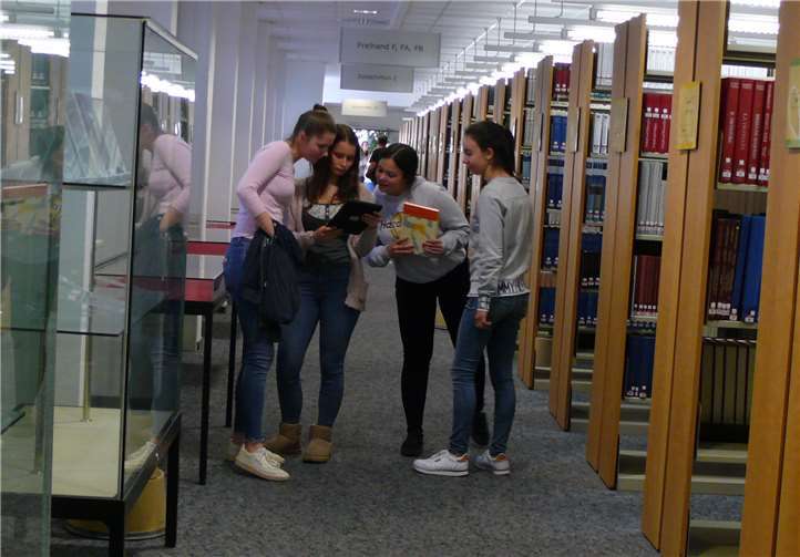 Die Schülerinnen erkundeten die Bibliothek im Rahmen einer Schnitzeljagd. privat