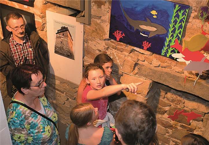 Die Schülerinnen erläuterten den Besuchern ihre Kunstwerke.
