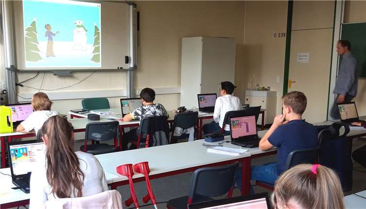 Die Schüler*innen erlernen schon früh den Umgang mit Laptops.