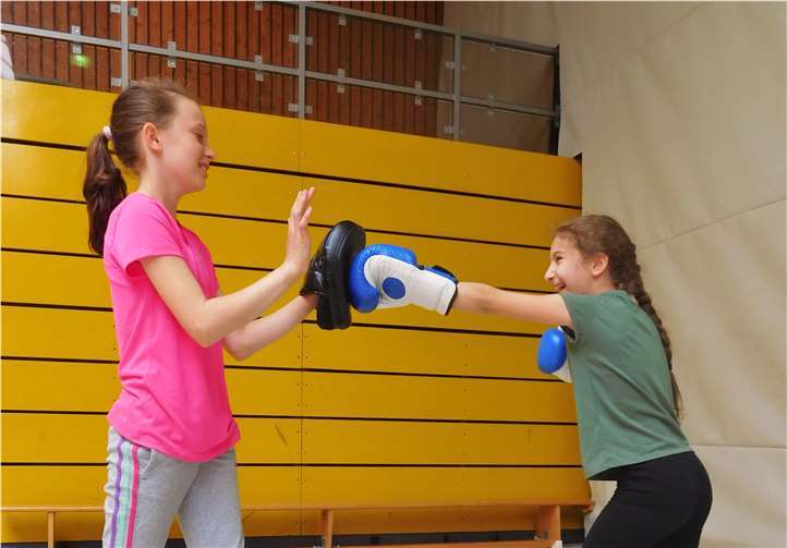 Die Schülerinnen erprobten einige Boxtechniken. privat