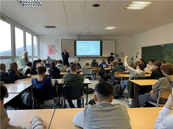 Die Schüler*innen folgten gespannt den Ausführungen der Vollzugsbeamten.  Foto: FOS Adenau