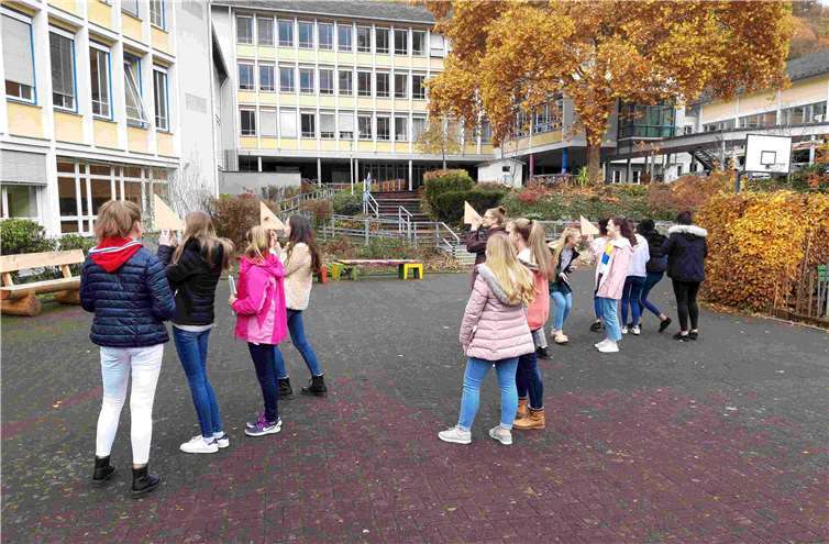 Die Schülerinnen haben viel Spaß bei der Höhenmessung. Fotos: privat