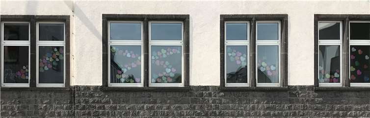 Die Schüler*innen haben von Zuhause aus an der Gestaltung eines Fensterbildes mitgewirkt.Foto: privat