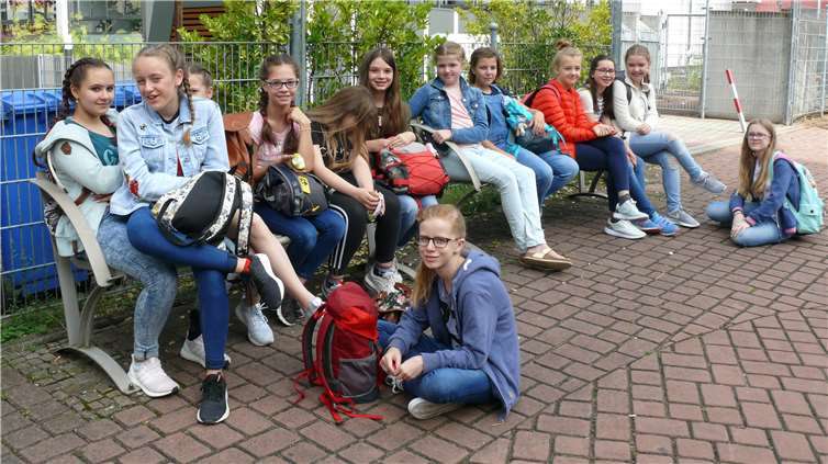 Die Schülerinnen machten bei einer Stadtrallye die Stadt unsicher.privat