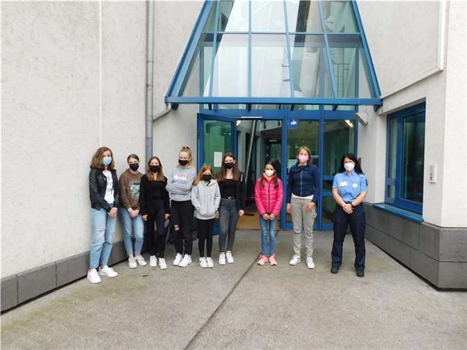 Die Schülerinnen mit Polizeibeamtin Bianca Schuhmacher. Quellen: Polizeiinspektion Cochem