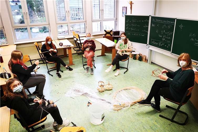 Die Schülerinnen mit Sigrid Heuer waren mit viel Freude und Geduld bei der Arbeit. Foto: SMS
