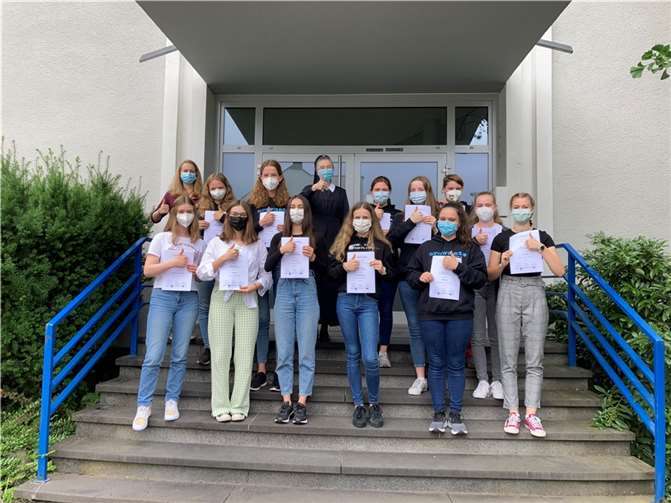 Die Schülerinnen mit ihren Urkunden, mit ihnen freuen sich die MINT – Koordinatorin Christina Schwarz und die Schulleiterin Sr. M. Gabriele. Foto: privat