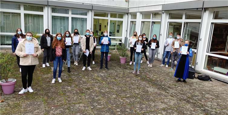 Die Schüler*innen mit ihren Urkunden.Quelle: Marion-Dönhoff-Gymnasium
