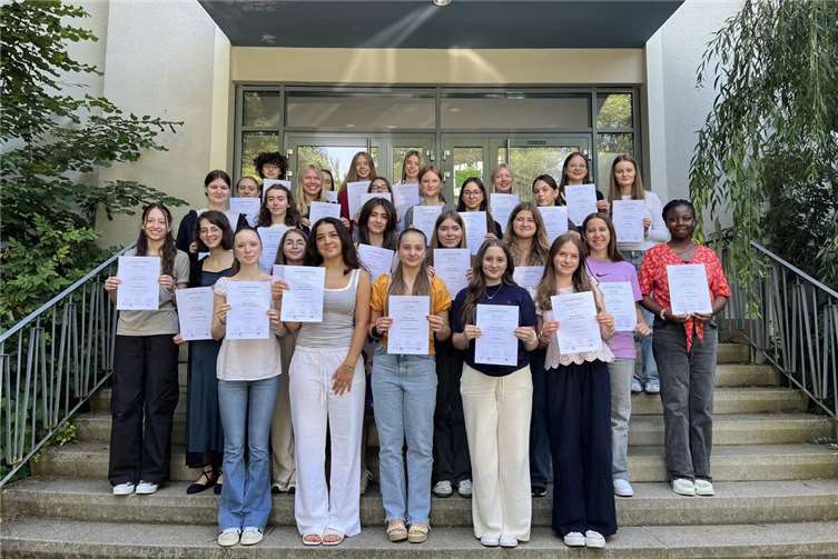 Die Schülerinnen mit ihren Zertifikaten. Foto: privat
