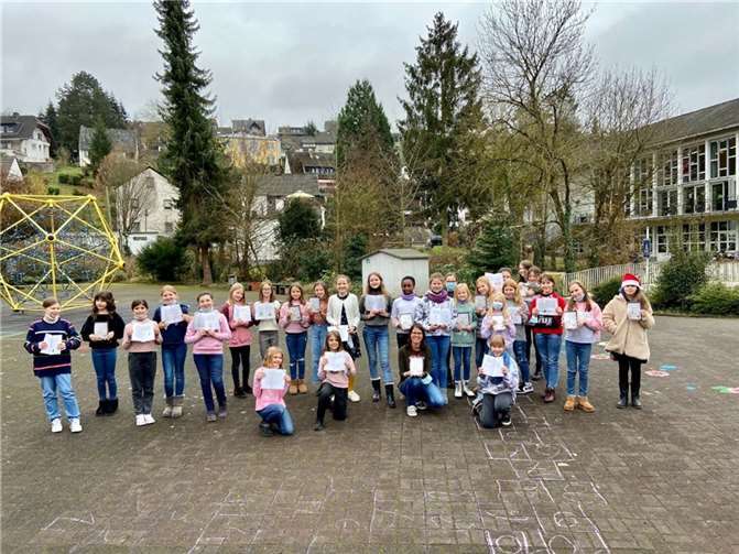 Die Schülerinnen präsentieren ihre liebevoll gestalteten Bücher. Foto: Schönstätter Marienschule