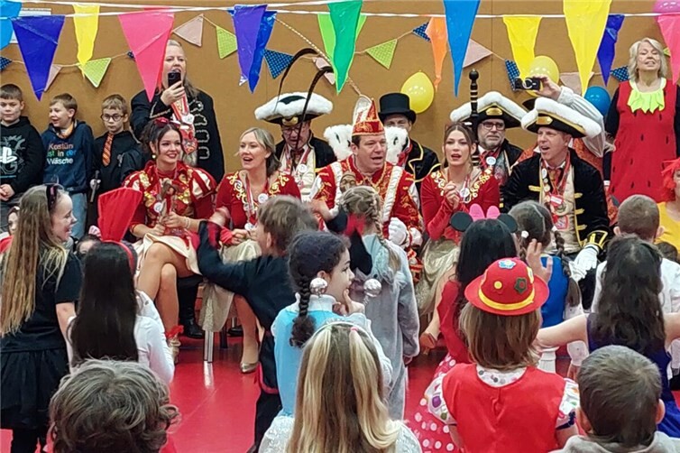 Die Schüler:innen und Lehrkräfte erwarteten den Prinzen mit großer Vorfreude und gestalteten ein abwechslungsreiches Programm.