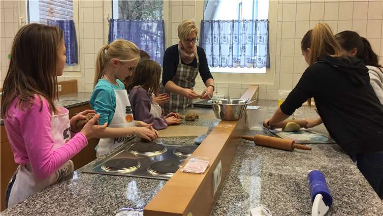 Die Schülerinnen und Nadine Böhm waren mit Feuereifer bei der Arbeit.