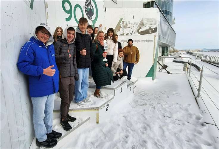 Die Schülerinnen und Schüler am Nürburgring. Quelle: Hocheifel Realschule plus Adenau