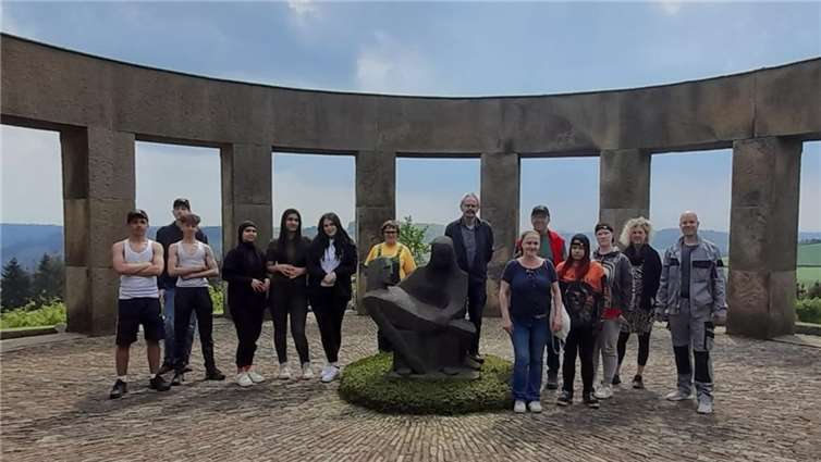 Die Schülerinnen und Schüler an der Kriegsgräberstätte. Fotos: privat