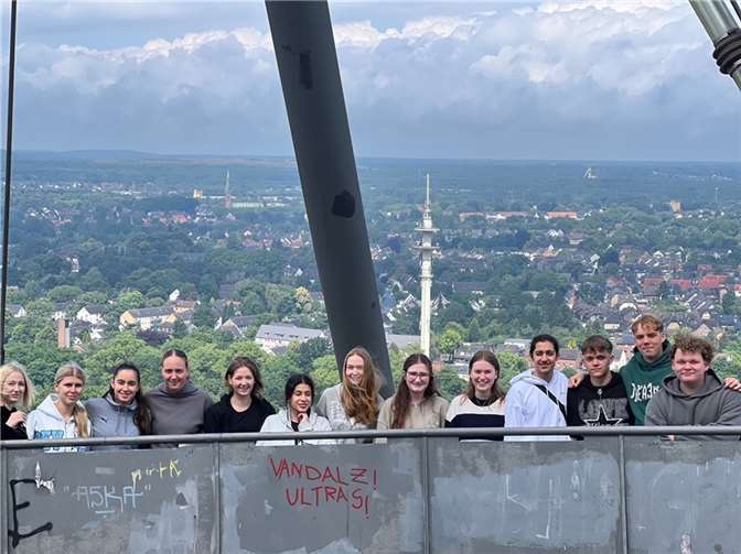 Die Schülerinnen und Schüler auf dem Aussichtspunkt „Tetraeder“. Quelle: Mittelrhein-Gymnasium
