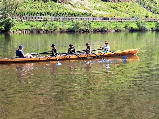 Die Schülerinnen und Schüler auf dem Wasser.