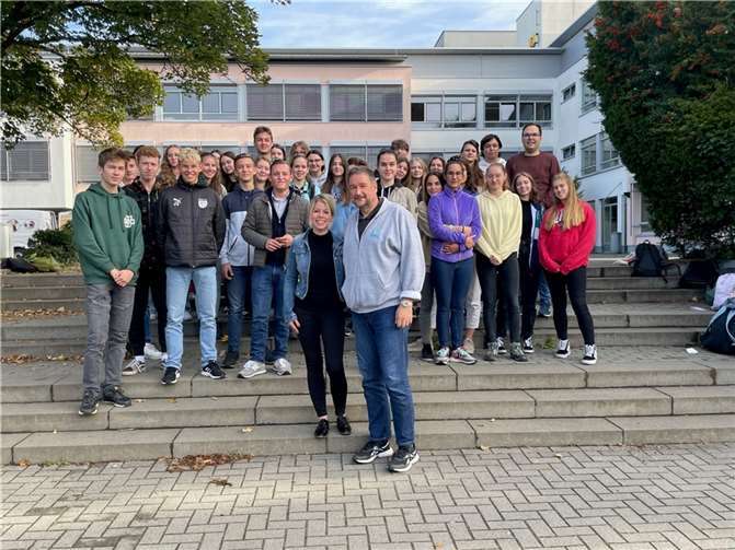 „Die Schülerinnen und Schüler aus Ungarn und Bendorf hatten viel Freude bei der Gesprächsrunde über politische und gesellschaftliche Themen mit der Landtagsabgeordneten Lana Horstmann, die der Einladung von Oberstufenleiter Sven Störmer (beide Mitte) gerne folgte.“ Quelle: Büro von Lana Horstmann