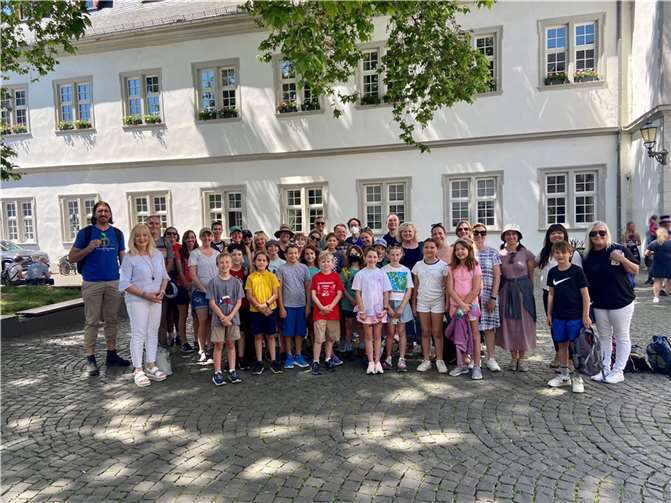 Die Schülerinnen und Schüler aus der amerikanischen Partnerstadt Austin mit BetreuerInnen, Familienmitglieder und begleitende LehrerInnen und Dr. Margit Theis-Scholz.Stadt Koblenz