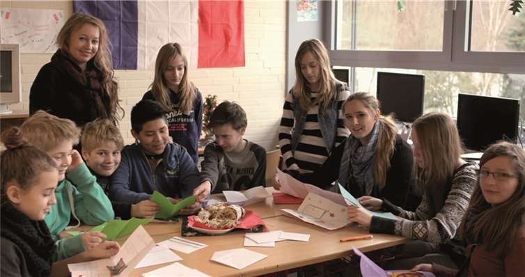 Die Schülerinnen und Schüler aus verschiedenen Französischkursen mit ihrer Französischlehrerin Meike Möller schreiber Grüße nach Frankreich. privat